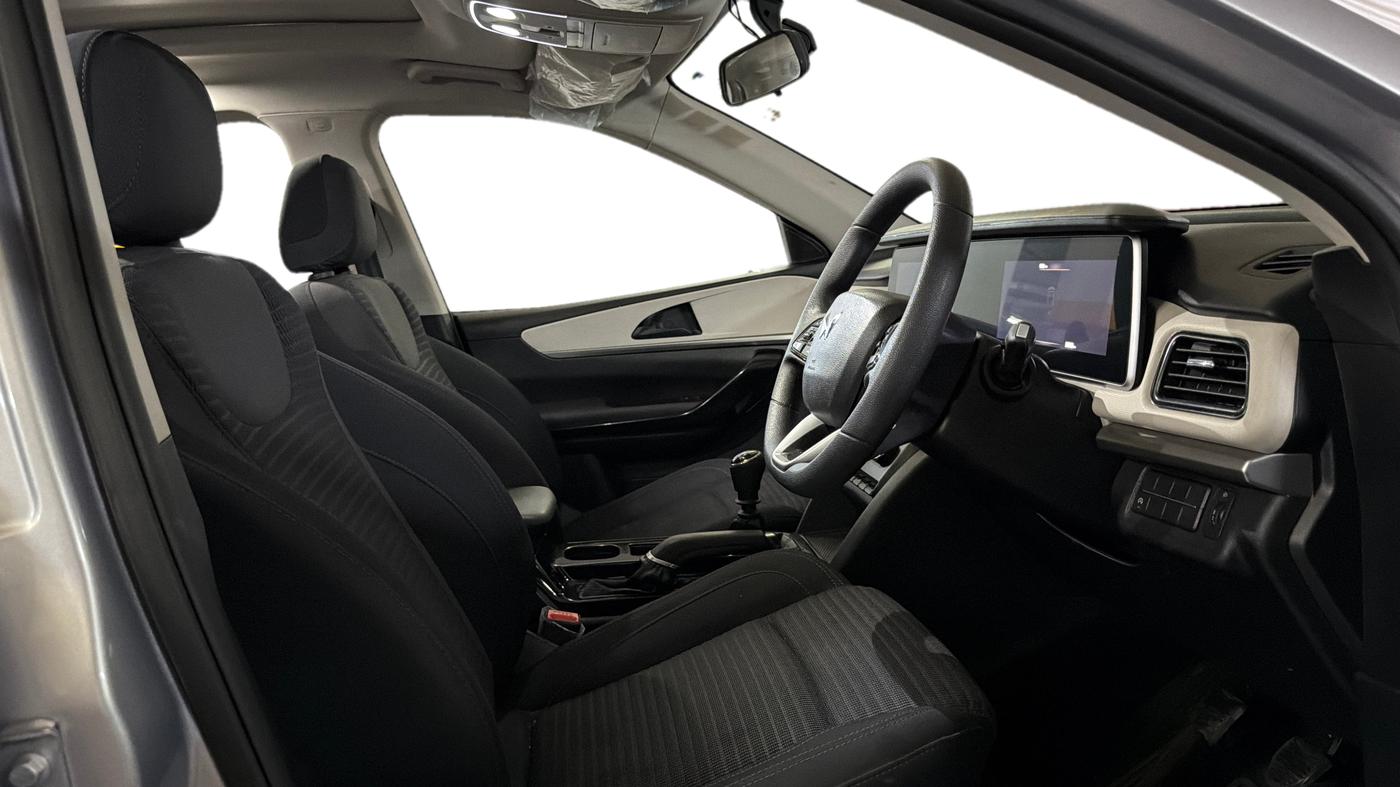 2025 Mahindra XUV700 AX 5 P MT 7 STR, Petrol, Manual, 30,585 km, Right Side Front Door Cabin