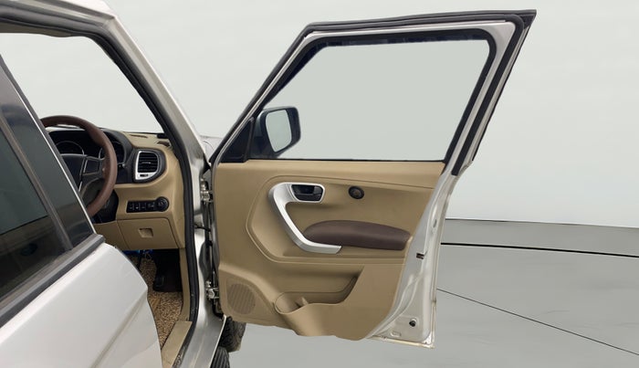 2016 Mahindra TUV300 T8, Diesel, Manual, 1,19,569 km, RHS Front Door