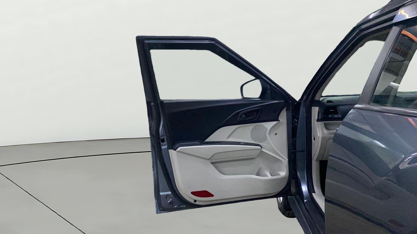 2023 Mahindra XUV300 W6 1.2 PETROL, Petrol, Manual, 41,020 km, LHS Front Door
