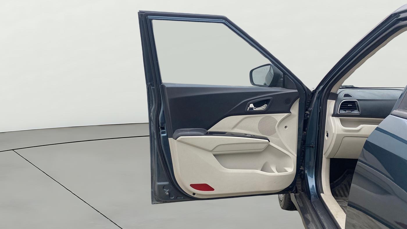 2024 Mahindra XUV300 W8 (O) 1.2 PETROL AMT, Petrol, Automatic, 15,125 km, LHS Front Door