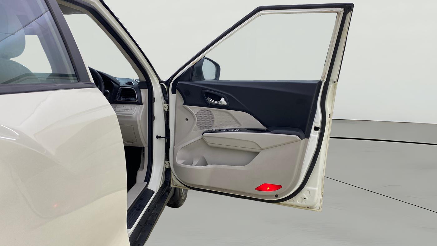 2019 Mahindra XUV300 W8 (O) 1.5 DIESEL AMT, Diesel, Automatic, 1,40,621 km, RHS Front Door
