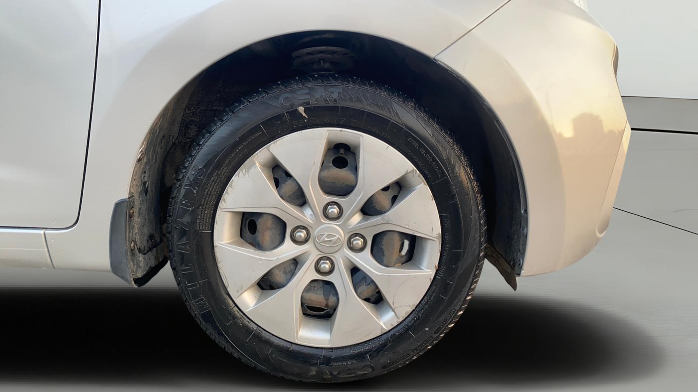 2017 Hyundai Xcent E+, Petrol, Manual, 1,01,762 km, Right Front Wheel