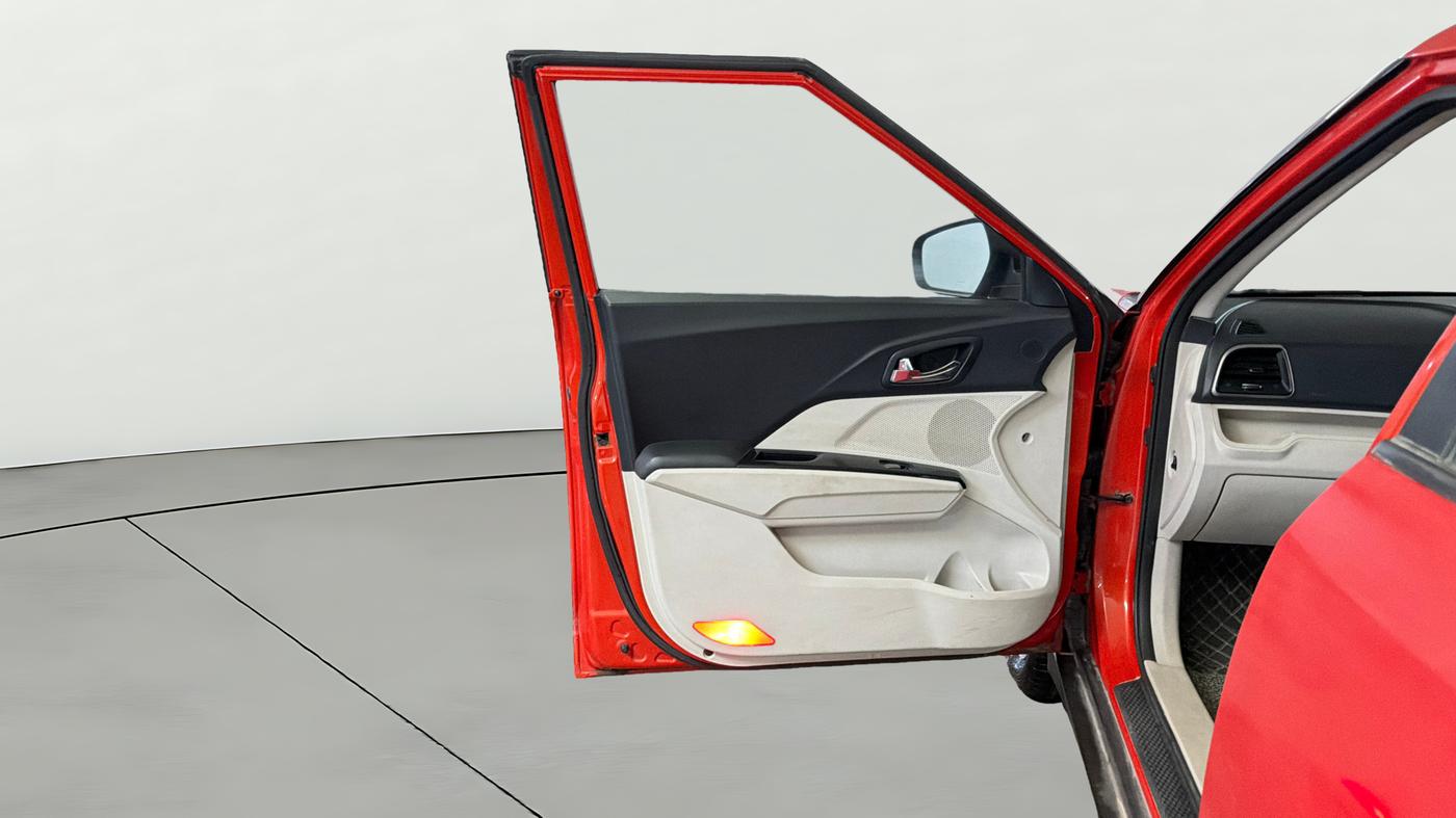 2019 Mahindra XUV300 W8 1.2 PETROL, Petrol, Manual, 1,06,801 km, LHS Front Door