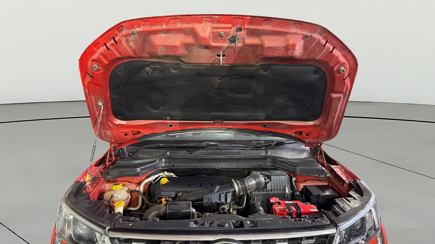 2019 Mahindra XUV300 W8 1.2 PETROL, Petrol, Manual, 1,06,801 km, Open Bonet