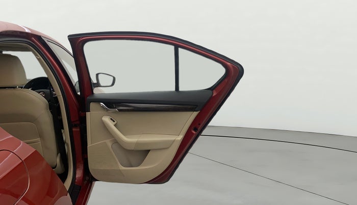 2017 Skoda Octavia STYLE PLUS AT 1.8 TSI, Petrol, Automatic, 1,14,712 km, RHS Rear Door