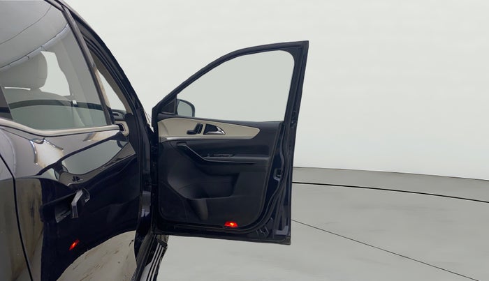 2023 Mahindra XUV700 AX 7 D AT 7 STR, Diesel, Automatic, 87,623 km, RHS Front Door