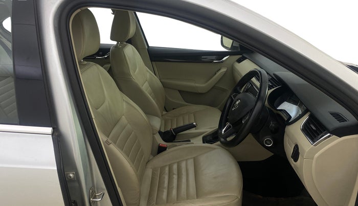 2016 Skoda Octavia STYLE PLUS AT 1.8 TSI, Petrol, Automatic, 65,982 km, Right Side Front Door Cabin