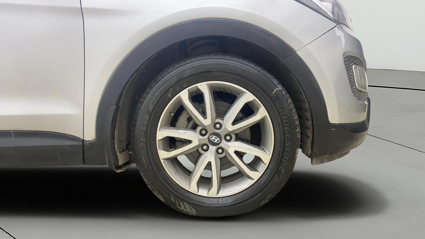 2014 Hyundai Santa Fe 4 WD AT, Diesel, Automatic, 1,45,736 km, Right Front Wheel