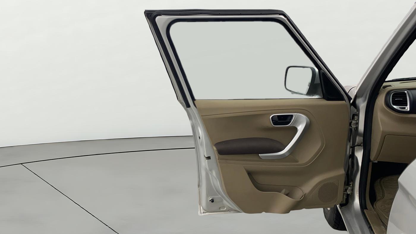 2018 Mahindra TUV300 T8, Diesel, Manual, 49,539 km, LHS Front Door