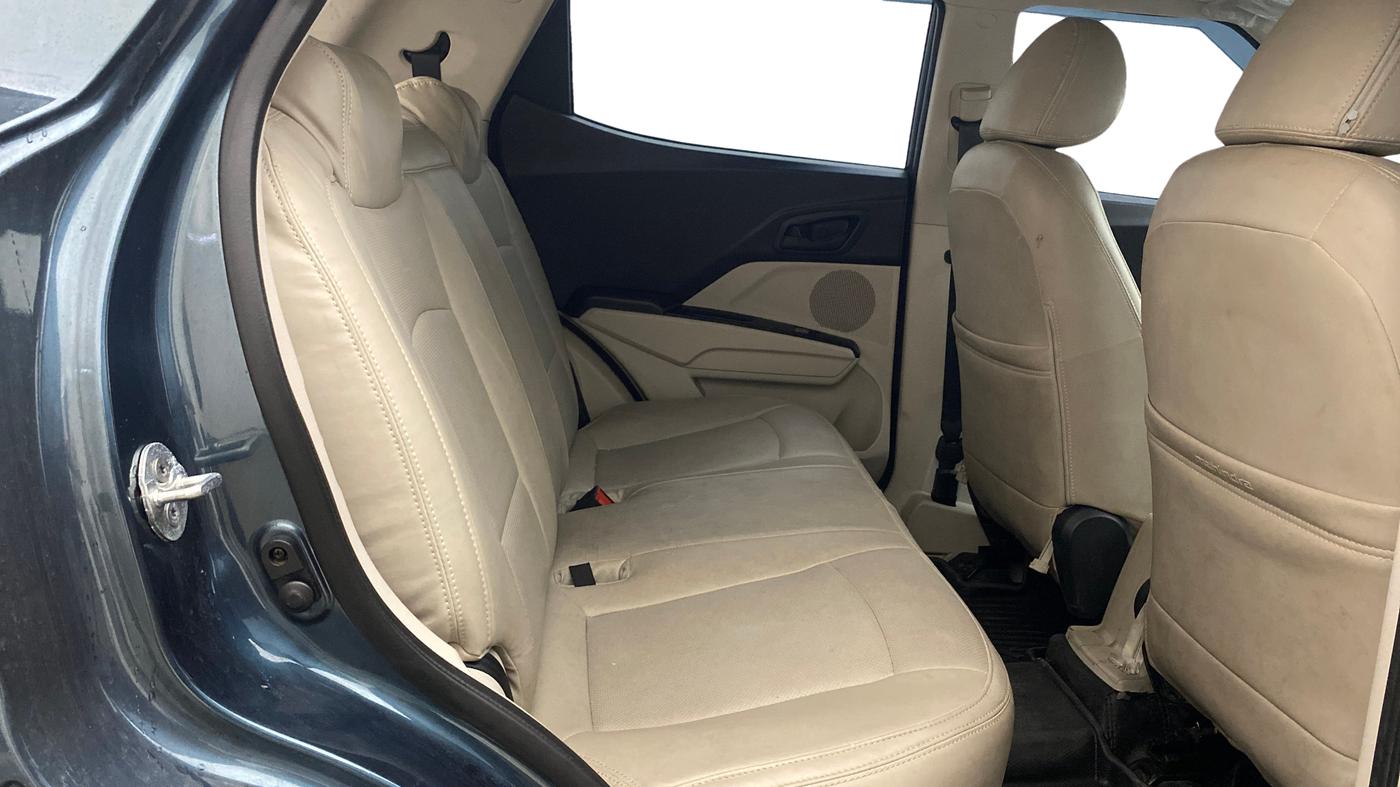 2023 Mahindra XUV300 W6 1.2 PETROL AMT, Petrol, Automatic, 12,068 km, Right Side Rear Door Cabin