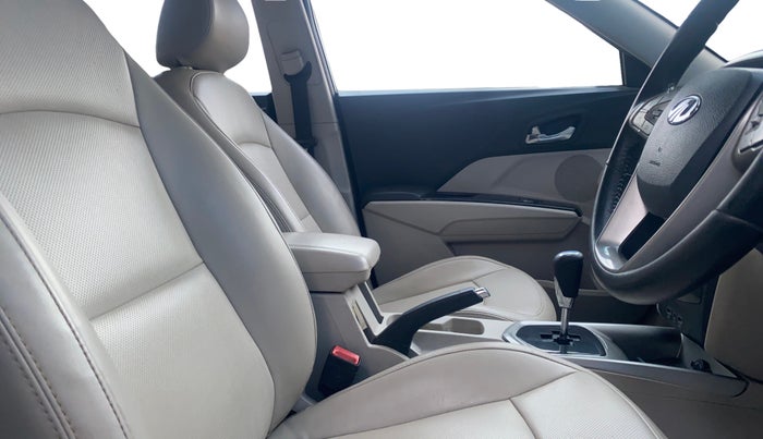 2019 Mahindra XUV300 W8 (O) 1.5 DIESEL AMT, Diesel, Automatic, 1,23,093 km, Right Side Front Door Cabin