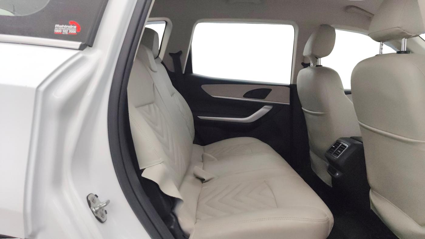 2022 Mahindra XUV700 MX P MT 5 STR, Petrol, Manual, 12,995 km, Right Side Rear Door Cabin