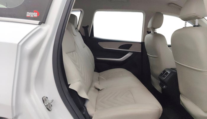 2022 Mahindra XUV700 MX P MT 5 STR, Petrol, Manual, 12,995 km, Right Side Rear Door Cabin