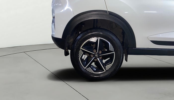 2024 Tata NEXON FEARLESS + SUNROOF AMT DUAL TONE 1.5 DIESEL, Diesel, Automatic, 39,493 km, Right Rear Wheel