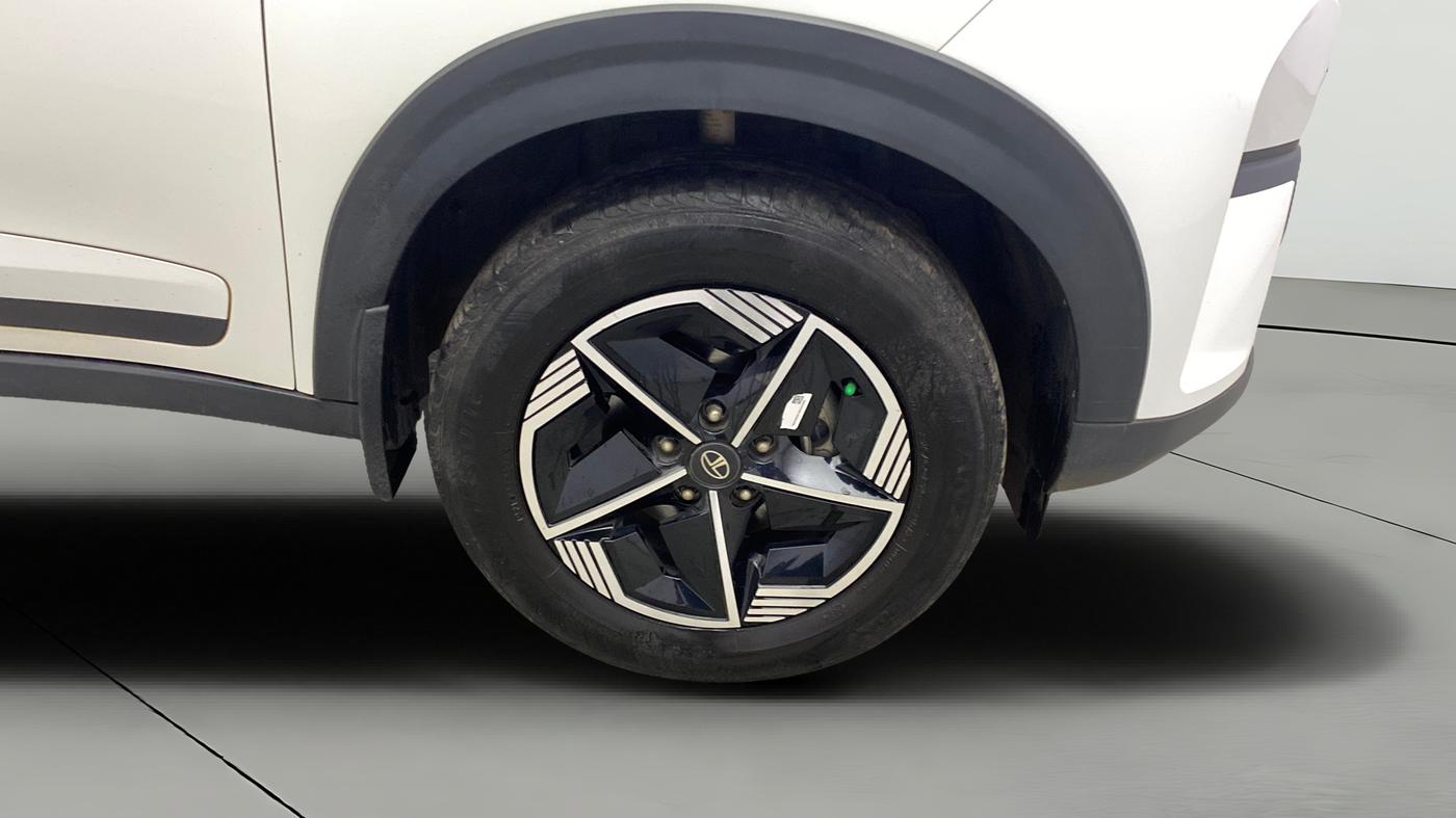 2023 Tata NEXON FEARLESS + SUNROOF DCA DUAL TONE 1.2 PETROL, Petrol, Automatic, 27,989 km, Right Front Wheel