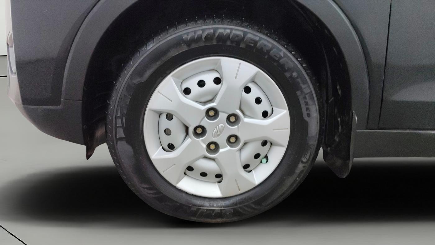 2022 Mahindra XUV300 W4 1.2 PETROL, Petrol, Manual, 1,07,747 km, Left Front Wheel