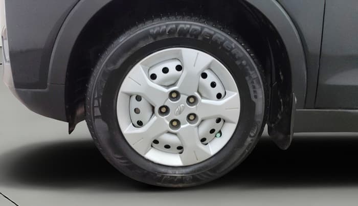 2022 Mahindra XUV300 W4 1.2 PETROL, Petrol, Manual, 1,07,747 km, Left Front Wheel