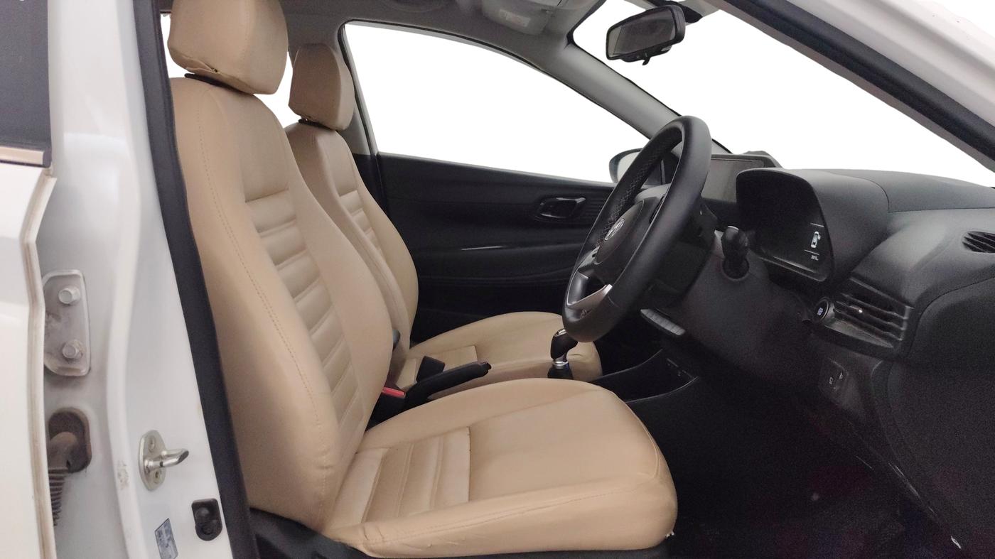 2021 Hyundai NEW I20 ASTA 1.2 MT, Petrol, Manual, 28,168 km, Right Side Front Door Cabin