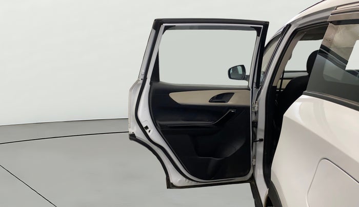 2022 Mahindra XUV700 AX 5 P MT 7 STR, Petrol, Manual, 59,885 km, LHS Rear Door