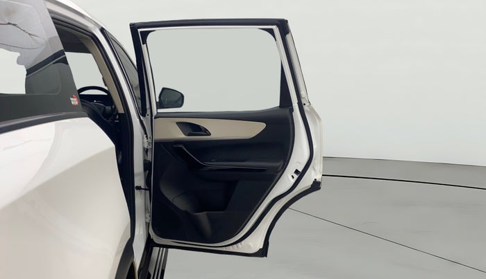 2022 Mahindra XUV700 AX 5 P MT 7 STR, Petrol, Manual, 65,429 km, RHS Rear Door