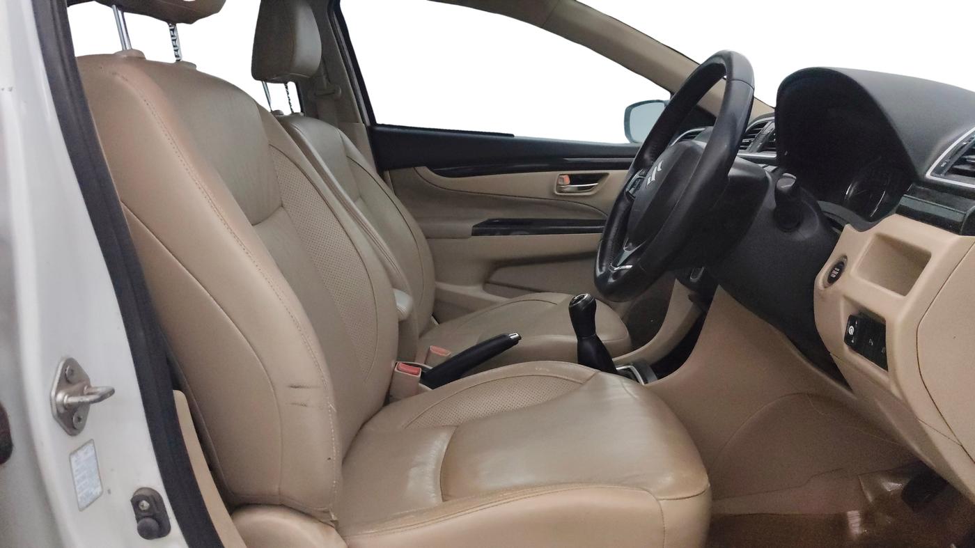 2015 Maruti Ciaz ZXI, CNG, Manual, 1,09,168 km, Right Side Front Door Cabin