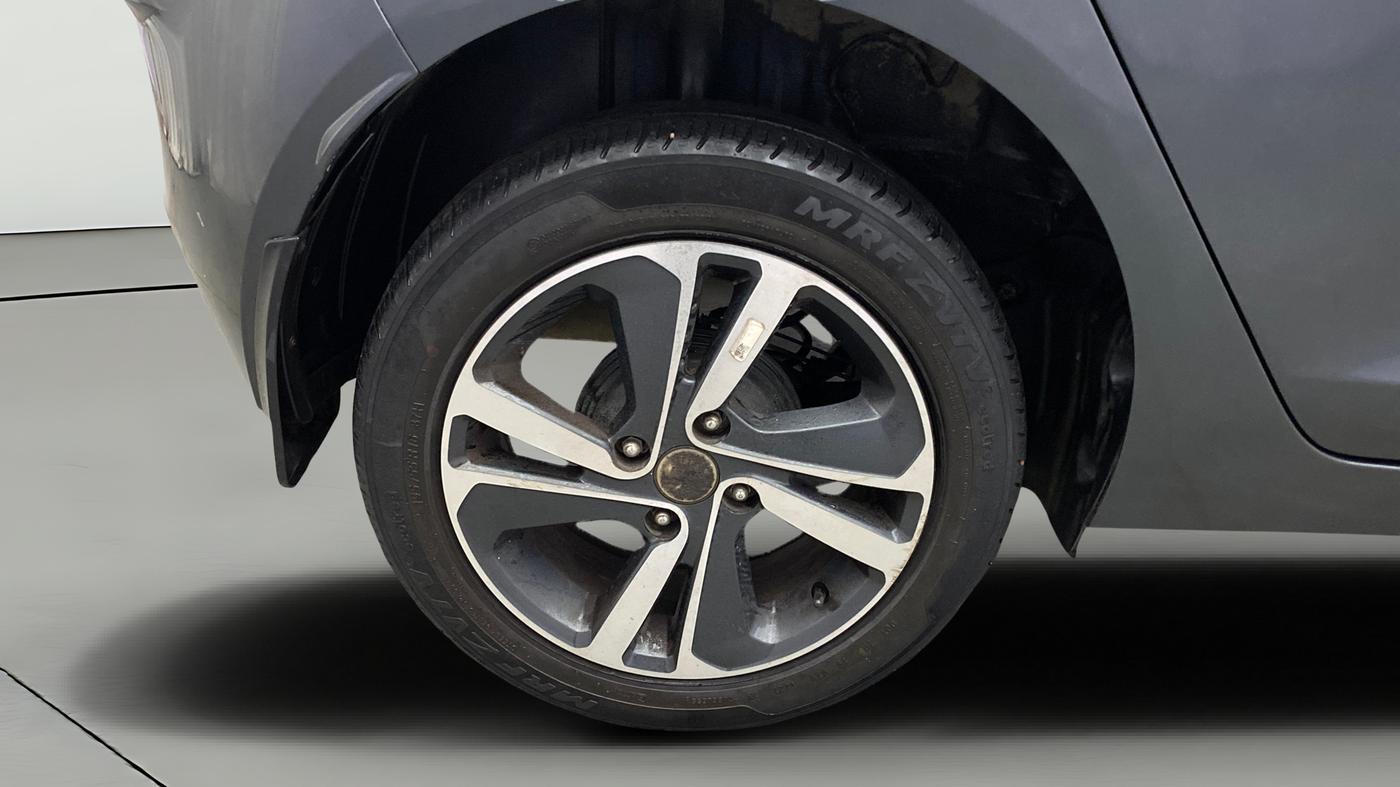 2021 Tata ALTROZ XZ PETROL, Petrol, Manual, 31,421 km, Right Rear Wheel