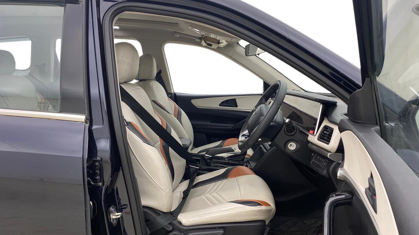 2023 Mahindra XUV700 AX 5 P AT 5 STR, Petrol, Automatic, 12,399 km, Right Side Front Door Cabin