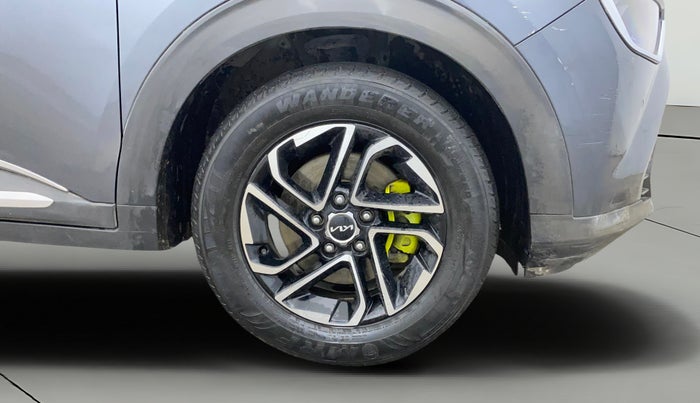 2022 KIA CARENS LUXURY PLUS 1.4 PETROL 7 STR, Petrol, Manual, 30,236 km, Right Front Wheel