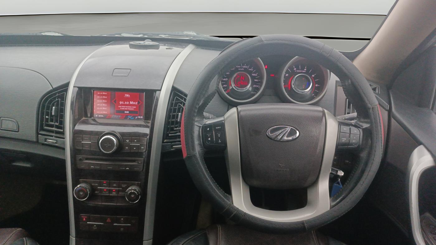 2014 Mahindra XUV500 W8, Diesel, Manual, 1,24,651 km, Steering Wheel Close Up