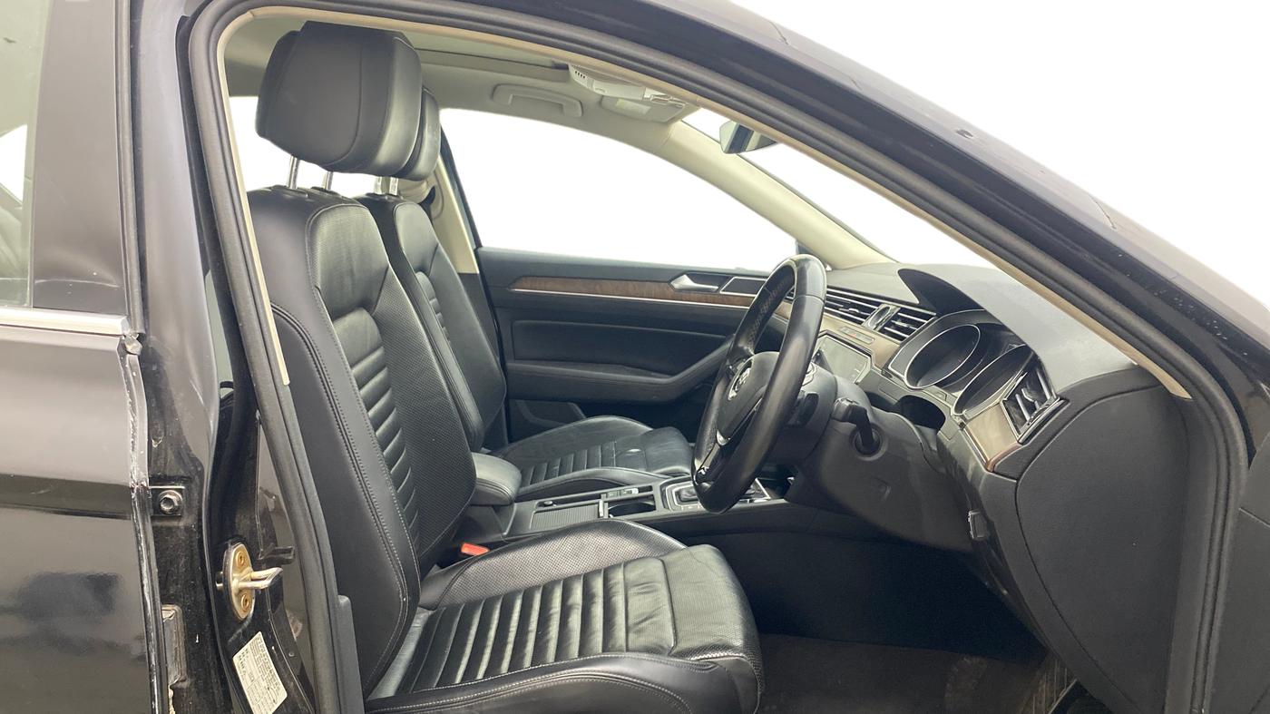 2018 Volkswagen Passat HIGHLINE DSG, Diesel, Automatic, 85,093 km, Right Side Front Door Cabin