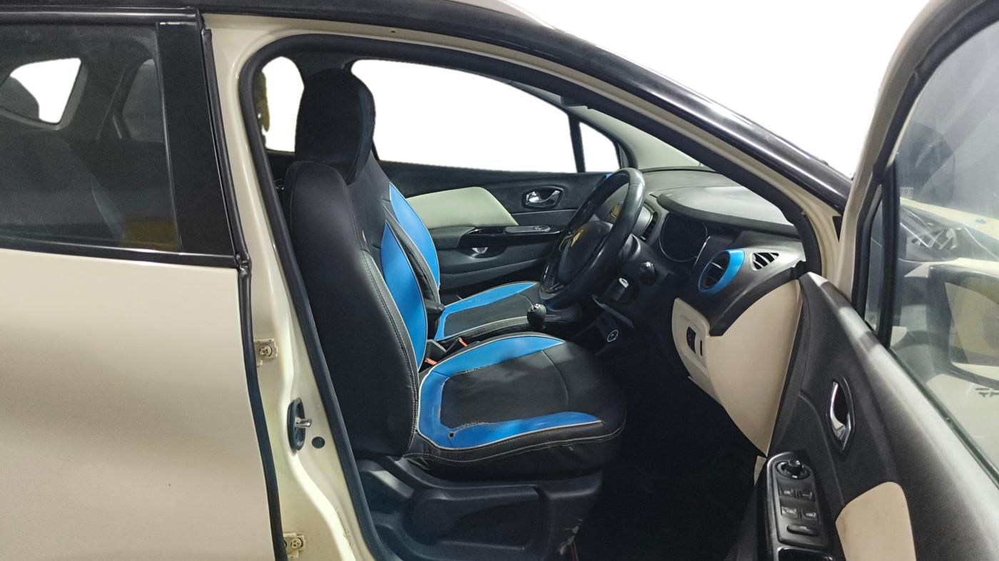 2018 Renault Captur RXT DIESEL DUAL TONE, Diesel, Manual, 92,525 km, Right Side Front Door Cabin