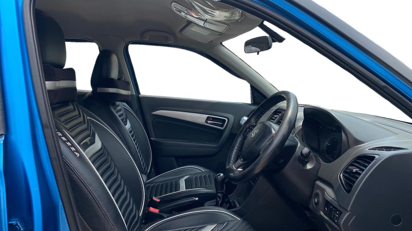 2017 Maruti Vitara Brezza ZDI PLUS DUAL TONE, Diesel, Manual, 1,07,232 km, Right Side Front Door Cabin