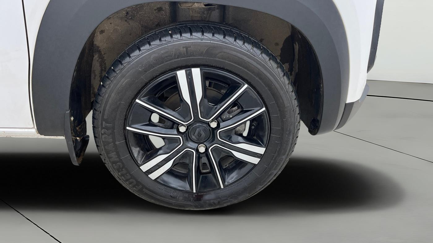 2025 Renault Kwid CLIMBER 1.0 AMT Dual Tone , Petrol, Automatic, 6,290 km, Right Front Wheel