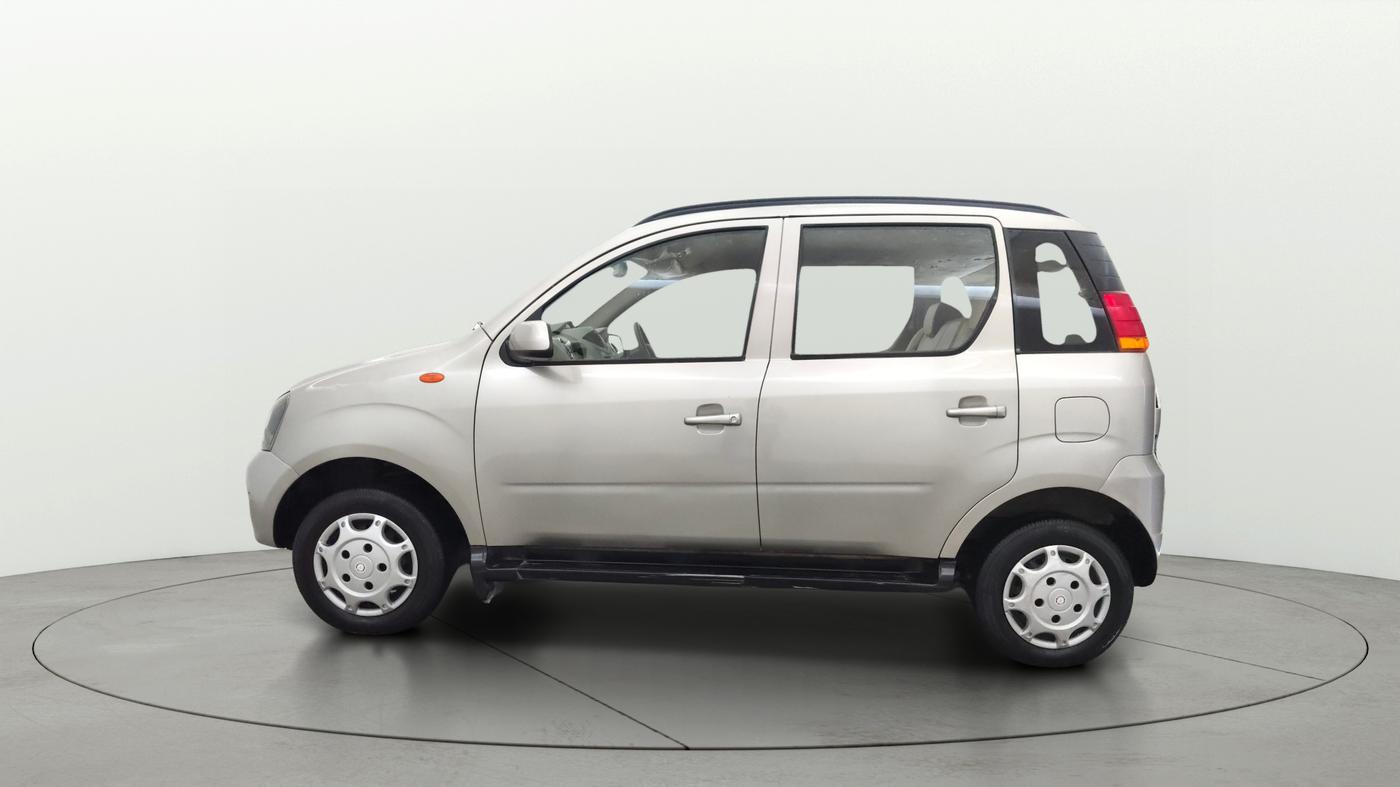 2014 Mahindra Quanto C6, Diesel, Manual, 1,06,601 km, Left Side