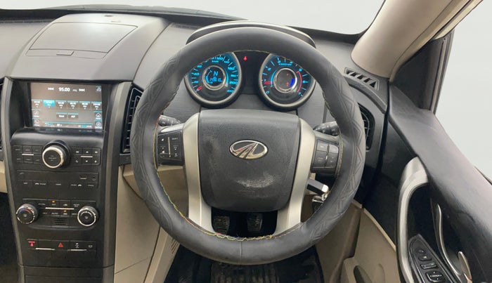 2017 Mahindra XUV500 W6, Diesel, Manual, 1,49,587 km, Steering Wheel Close Up