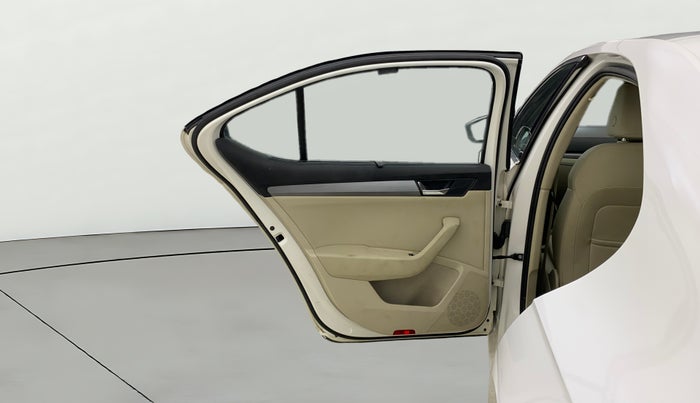 2019 Skoda Superb STYLE 1.8 TSI MT, Petrol, Manual, 50,278 km, LHS Rear Door