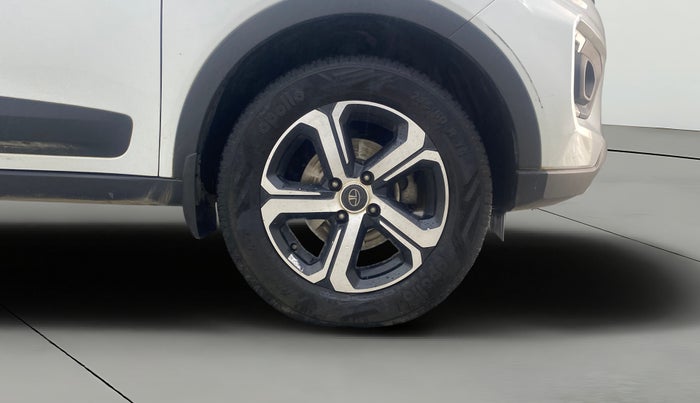 2022 Tata NEXON XZA PLUS DIESEL, Diesel, Automatic, 1,01,841 km, Right Front Wheel