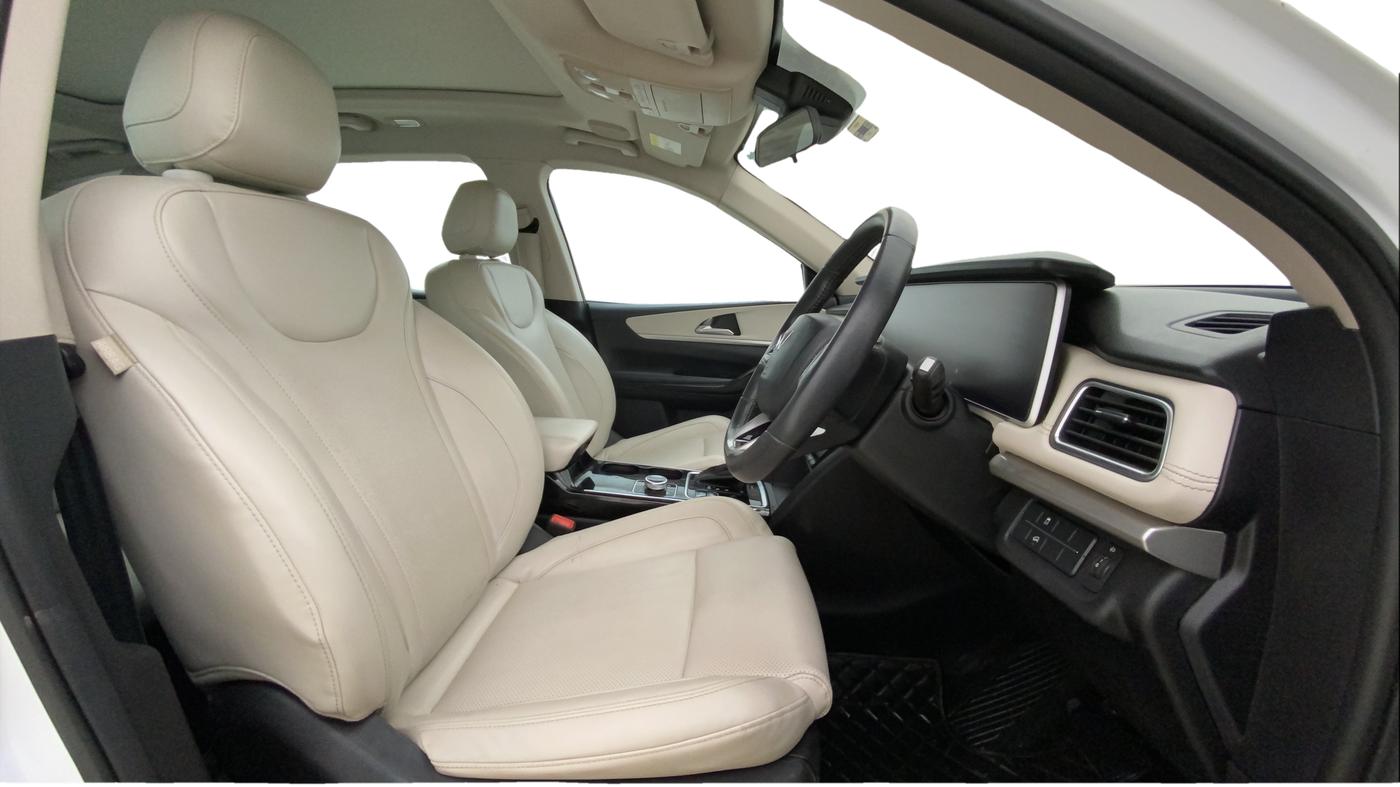 2022 Mahindra XUV700 AX 7 LUXURY P AT 7 STR, Petrol, Automatic, 63,719 km, Right Side Front Door Cabin