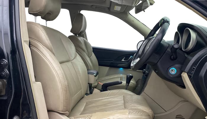 2016 Mahindra XUV500 W10 AT, Diesel, Automatic, 1,26,904 km, Right Side Front Door Cabin