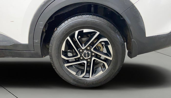 2022 KIA CARENS PRESTIGE PLUS 1.4 PETROL 7 STR, Petrol, Manual, 43,517 km, Left Rear Wheel