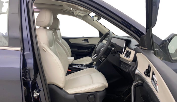 2021 Mahindra XUV700 AX 7 LUXURY P AT 7 STR, Petrol, Automatic, 57,080 km, Right Side Front Door Cabin