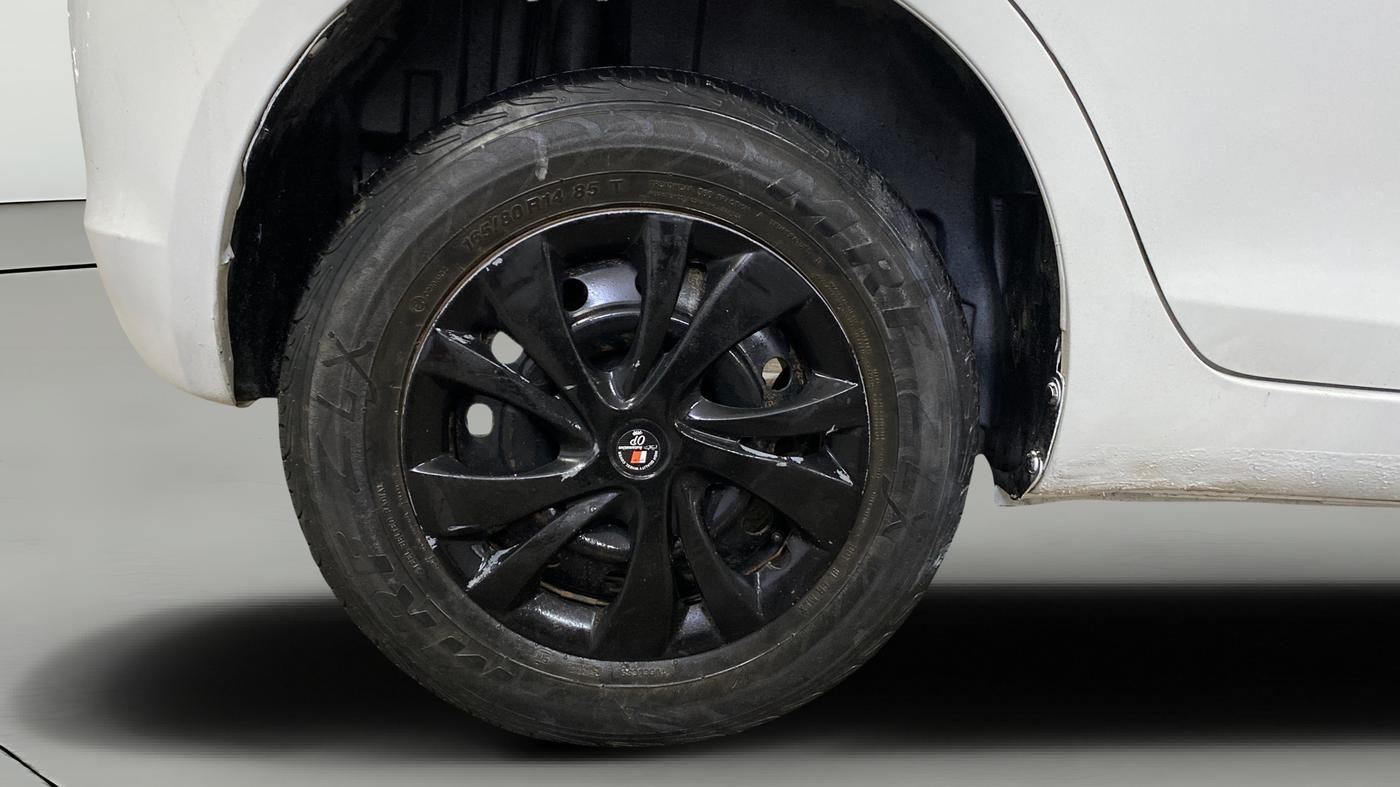 2015 Maruti Swift VXI, Petrol, Manual, 1,06,754 km, Right Rear Wheel
