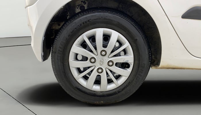 2016 Hyundai i10 SPORTZ 1.1, CNG, Manual, 1,13,611 km, Right Rear Wheel