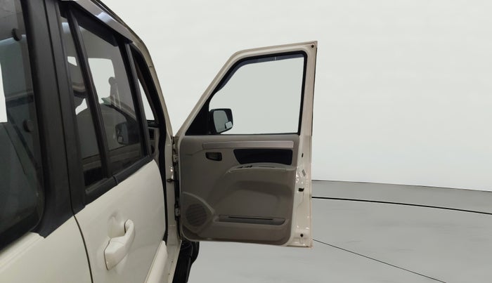 2020 Mahindra Scorpio S11 2WD, Diesel, Manual, 28,401 km, RHS Front Door