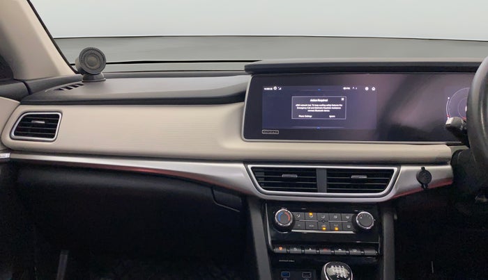 2022 Mahindra XUV700 AX 5 P MT 7 STR, Petrol, Manual, 32,365 km, Air Conditioner