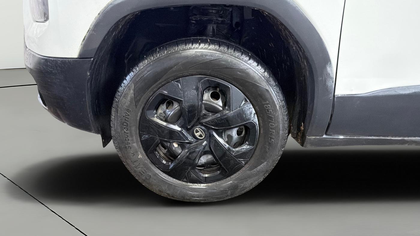 2022 Tata PUNCH ADVENTURE MT, Petrol, Manual, 33,801 km, Left Front Wheel