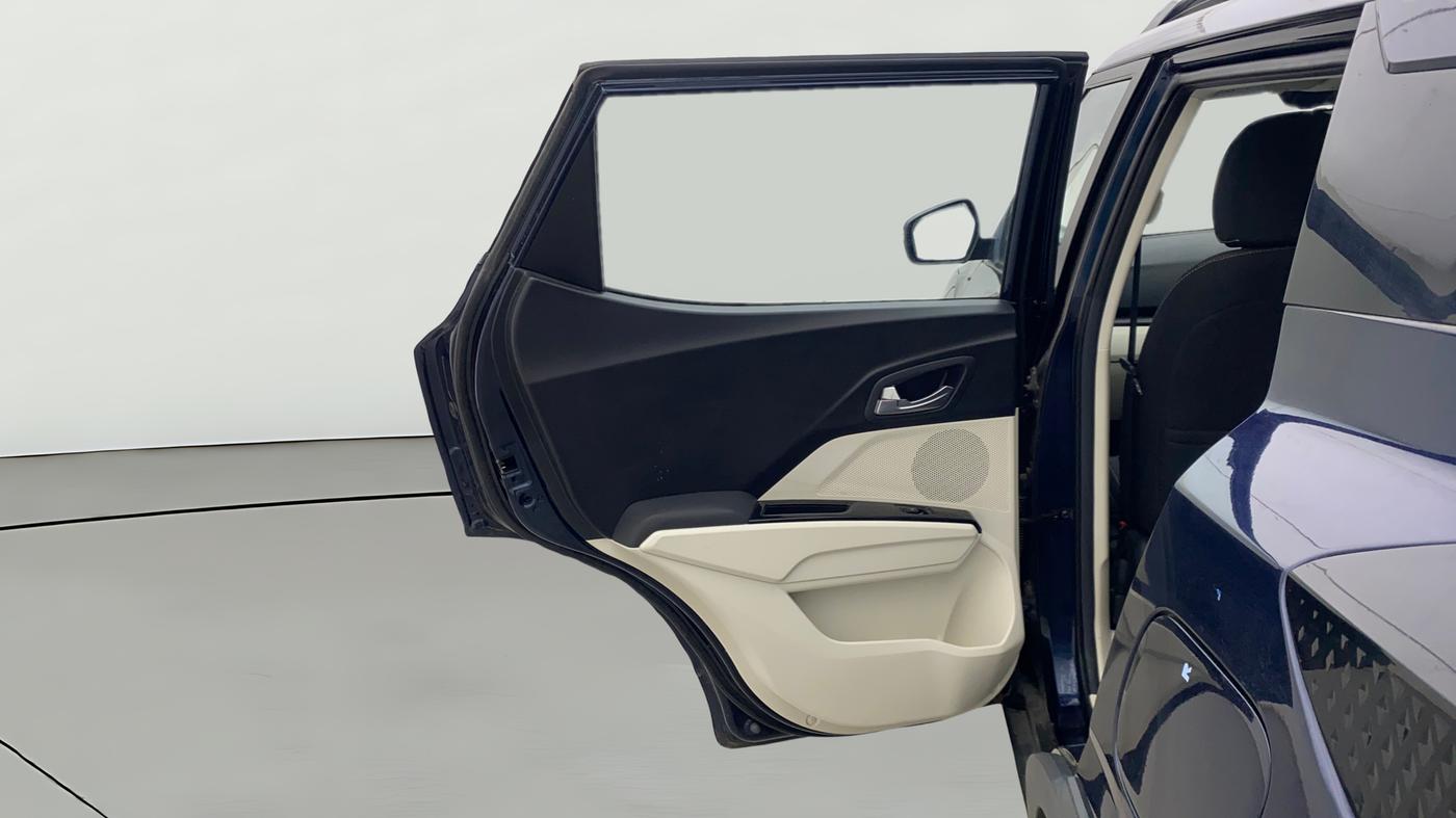 2024 Mahindra XUV 3XO AX5 1.2 L TCMPFI AT, Petrol, Automatic, 5,670 km, LHS Rear Door