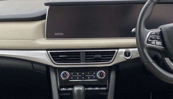 2021 Mahindra XUV700 AX 7 P AT 7 STR, Petrol, Automatic, 31,113 km, Air Conditioner