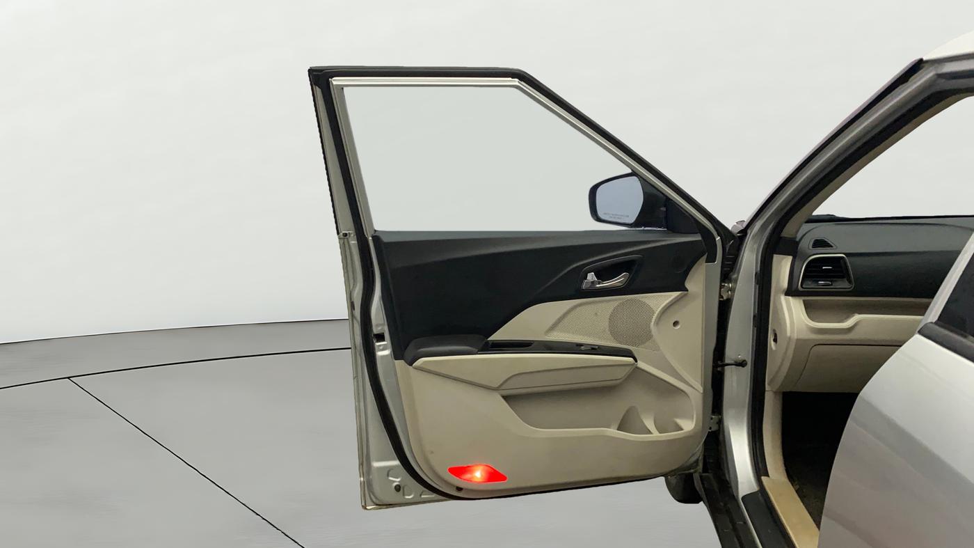 2020 Mahindra XUV300 W8 (O) 1.2 PETROL, Petrol, Manual, 91,363 km, LHS Front Door