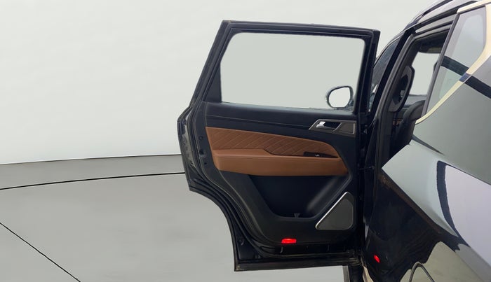 2022 Mahindra ALTURAS G4 4WD AT, Diesel, Automatic, 31,163 km, LHS Rear Door